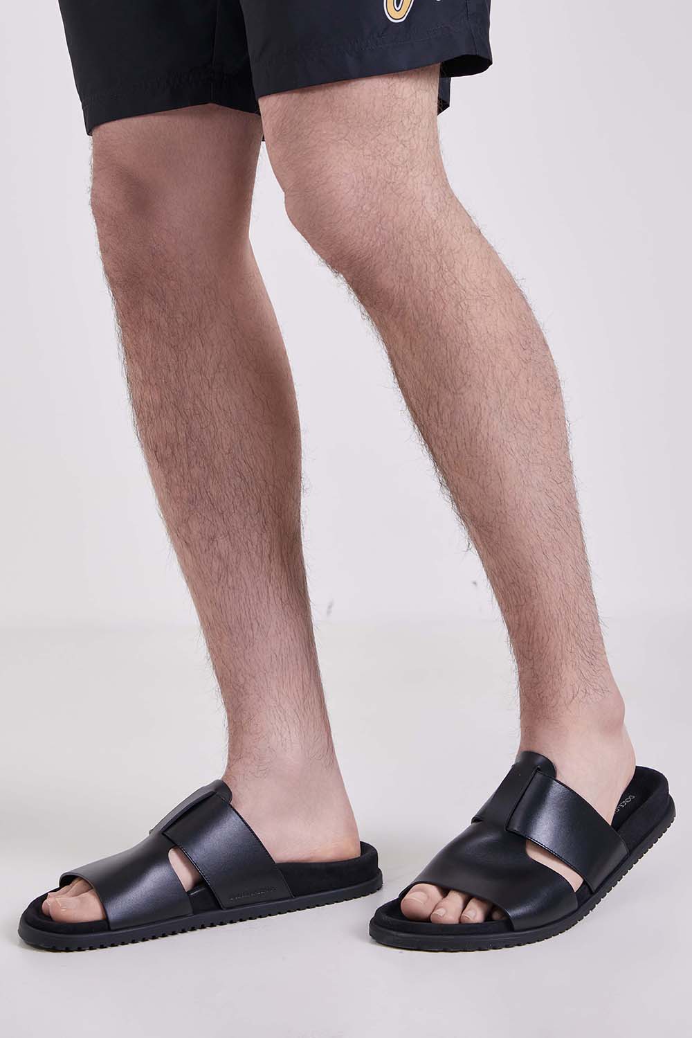 תמונת כל הלוק של כפכפי סלייד עור